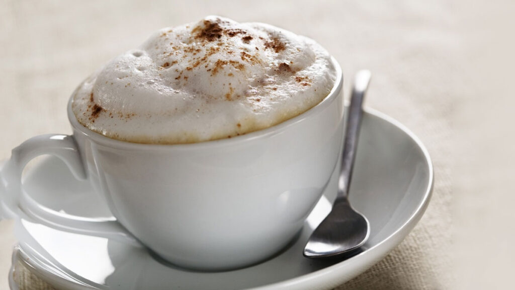 Coffee Recipe: बिना मशीन घर पर बनाएं झागदार कॉफी