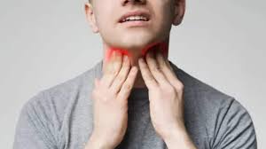 Thyroid Symptoms: गले की सूजन के ये संकेत न करें नजरअंदाज