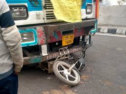 लखनऊ हादसा: ट्रक ने बाइक सवार राजमिस्त्री को कुचला