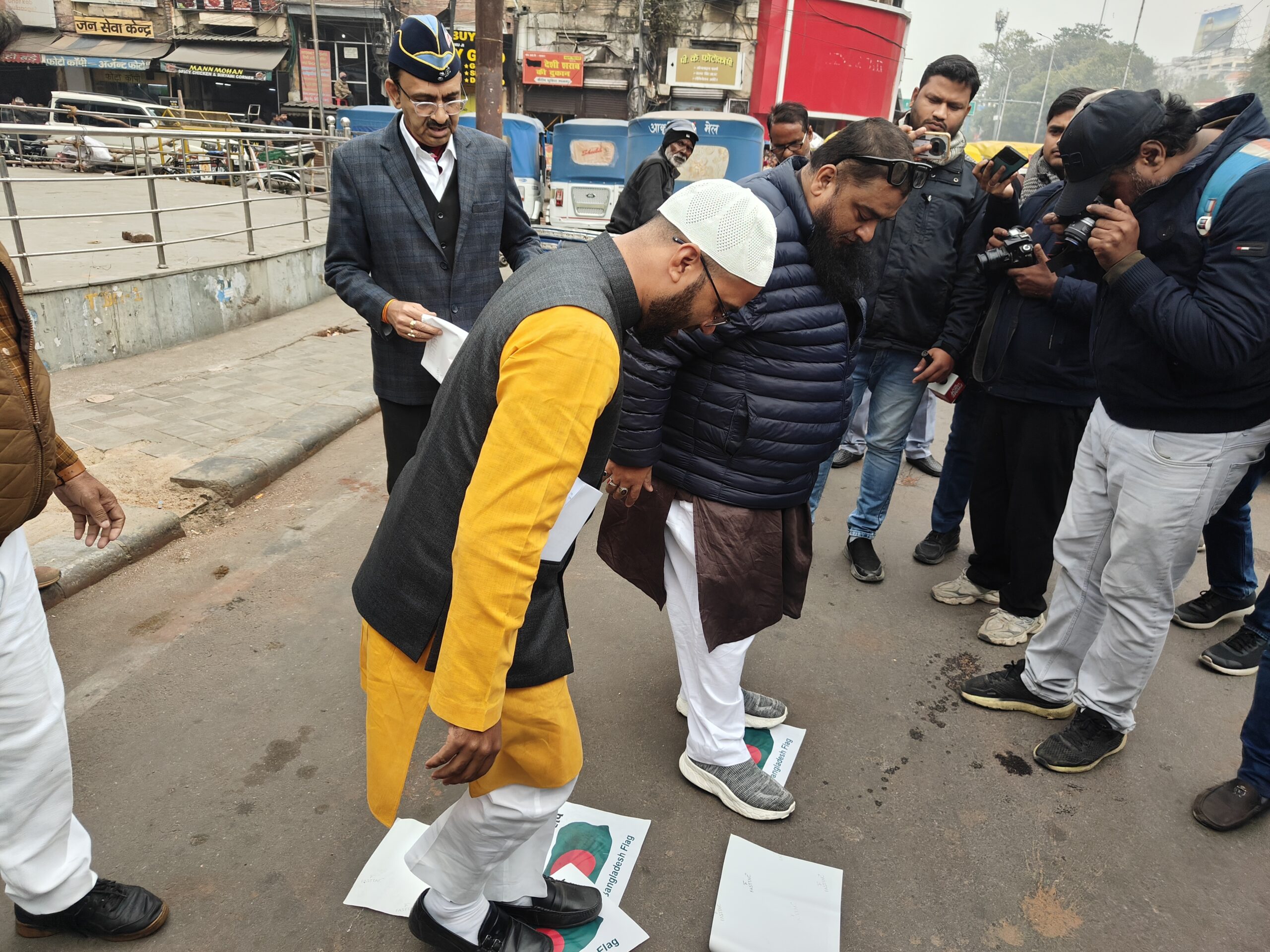 Lucknow News: बांग्लादेश PM के खिलाफ प्रदर्शन, झंडा कुचला