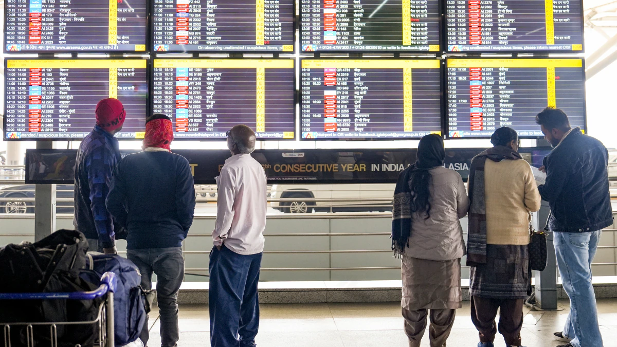 इंडिगो फ्लाइट में हंगामा; ट्रे टेबल तोड़ी, यात्री हिरासत