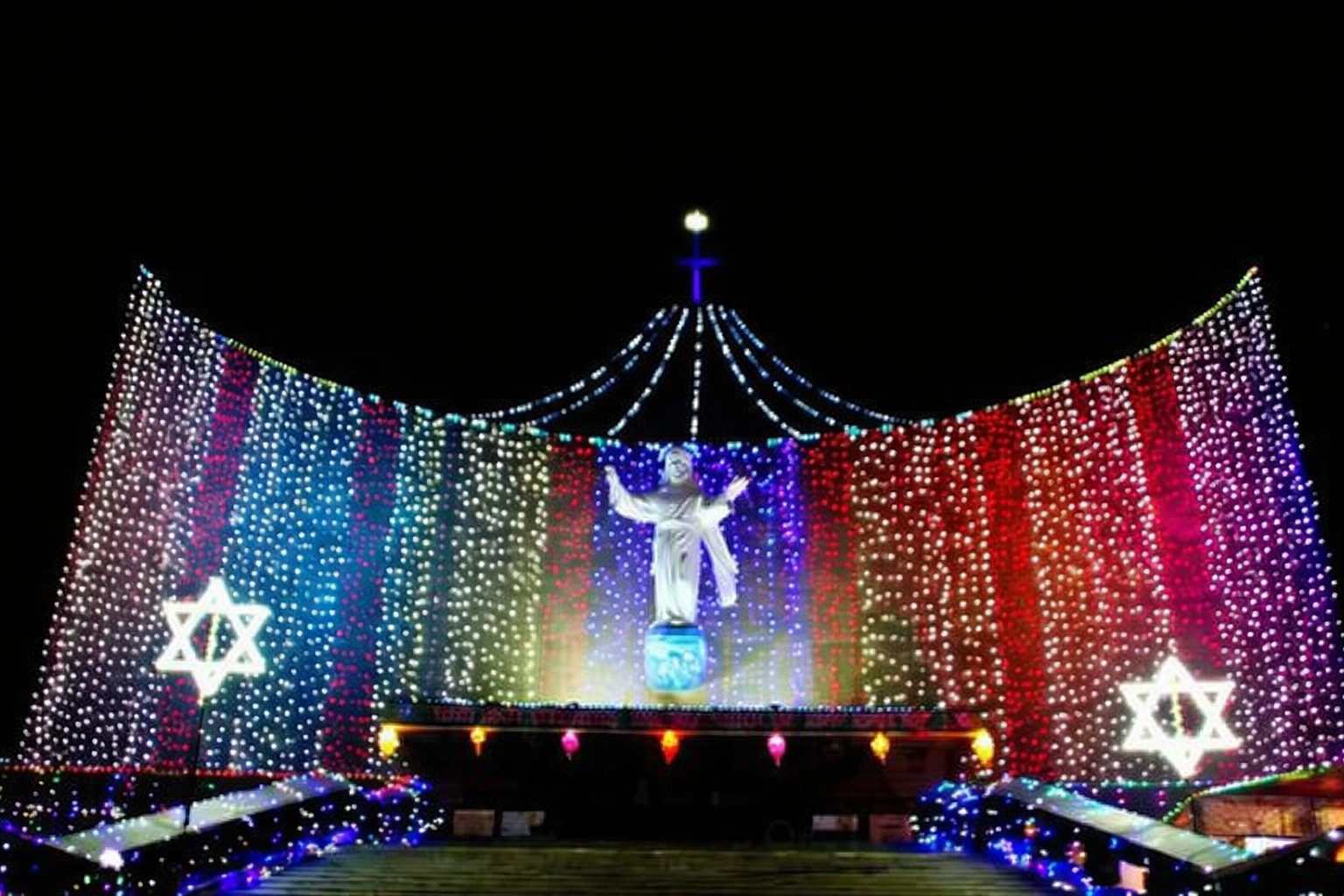 लखनऊ के सबसे बड़े कैथेड्रल चर्च में क्रिसमस प्रार्थना