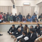 कानपुर: ठंड में गाय-बछड़ों को भगवा कोट, नगर निगम पहल