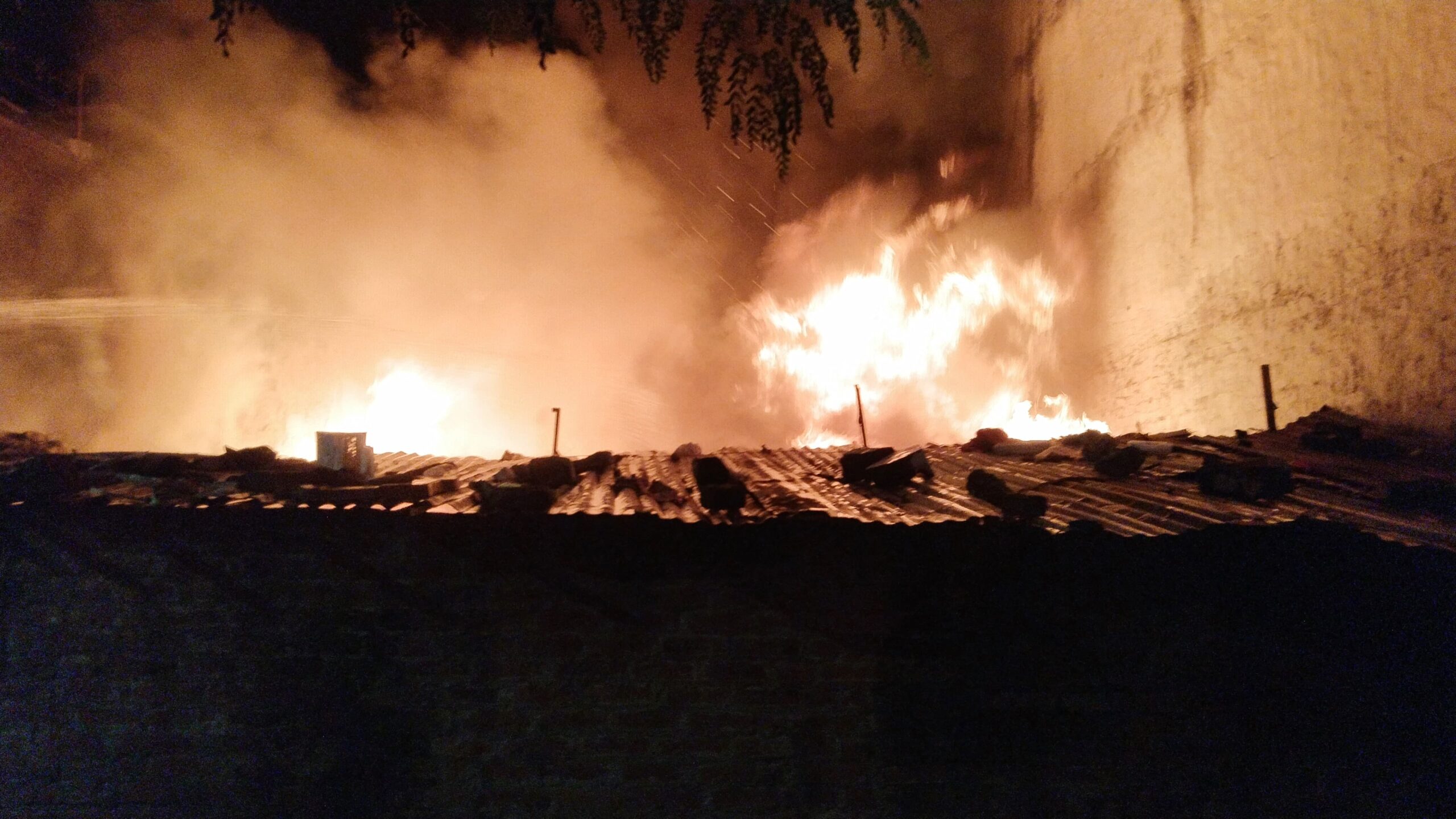 Lucknow Fire: चौक में कबाड़ गोदाम में आग, 3 दमकल