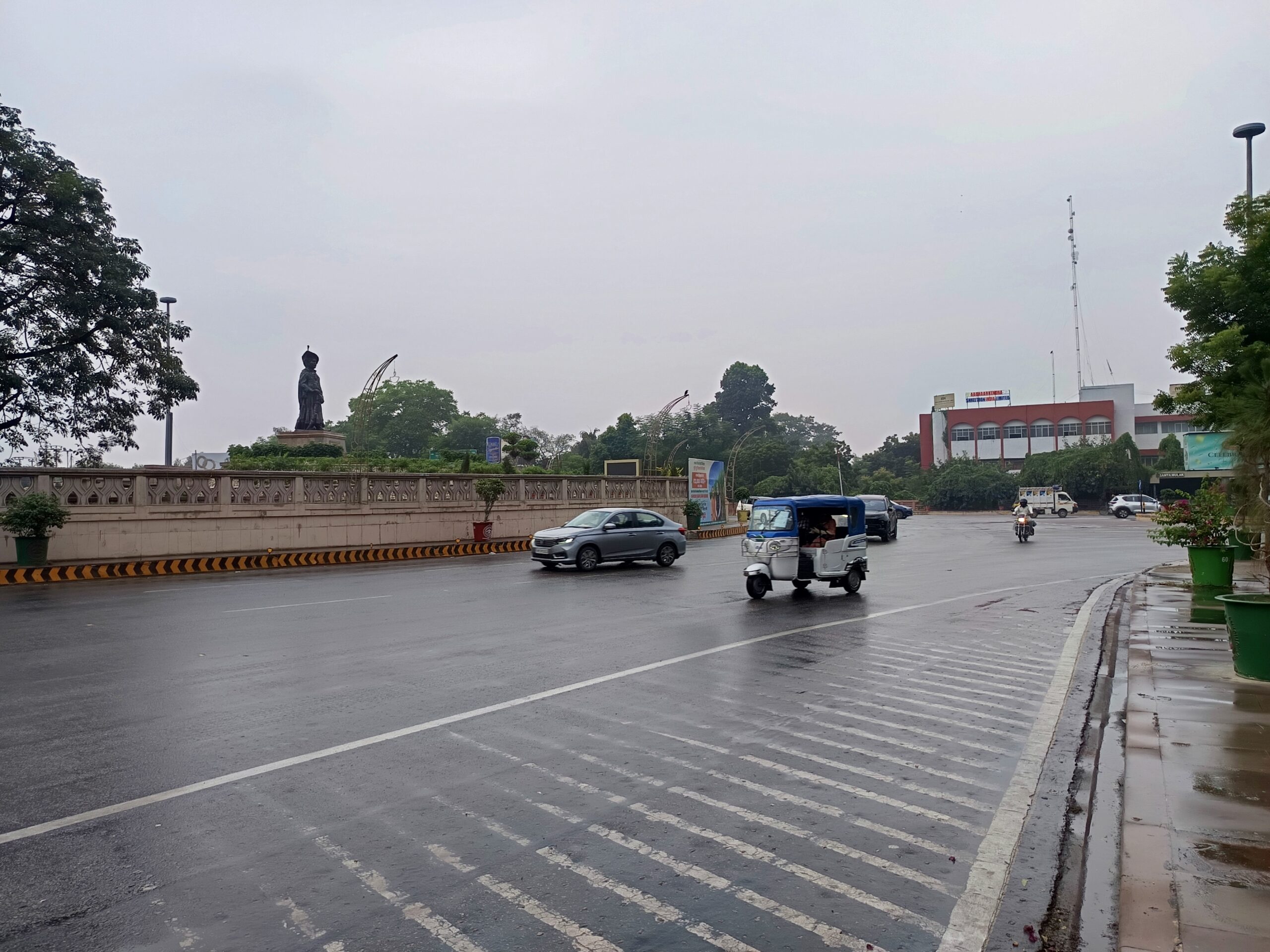 लखनऊ में रात में हुई बारिश, दिन में छाए बादल