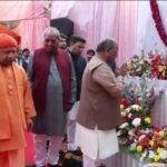 लखनऊ में बाइक में लगी भीषण आग, युवक सुरक्षित