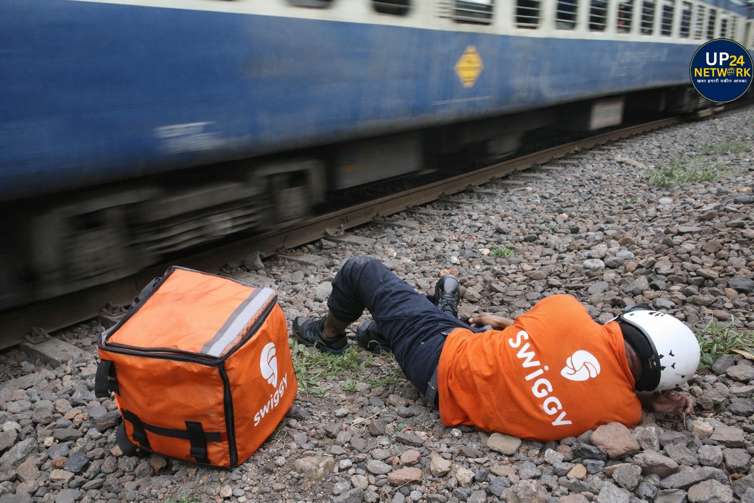 Swiggy Delivery Accident: ट्रेन में खाना पहुंचाना पड़ा भारी