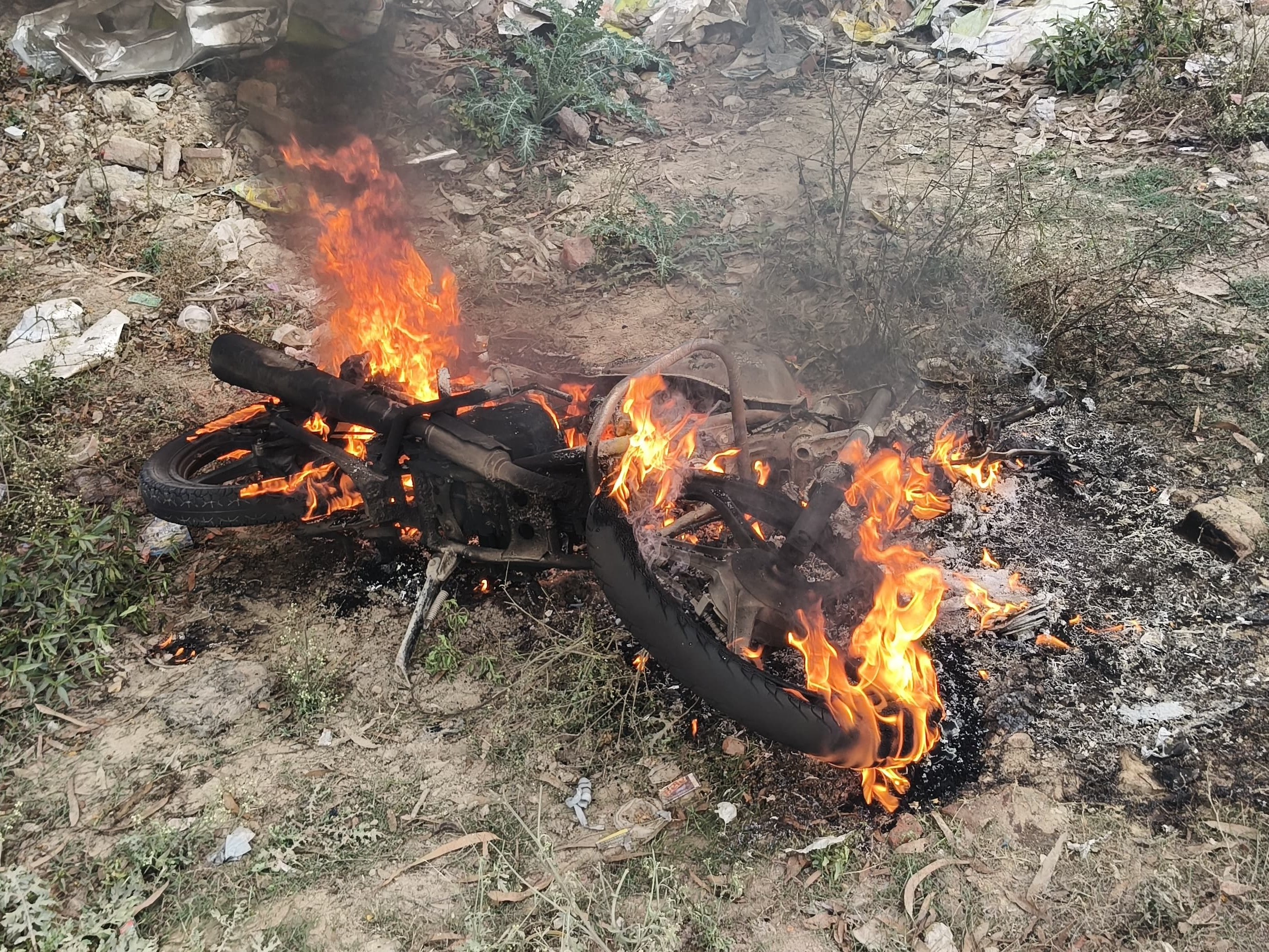 लखनऊ में बाइक में लगी भीषण आग, युवक सुरक्षित