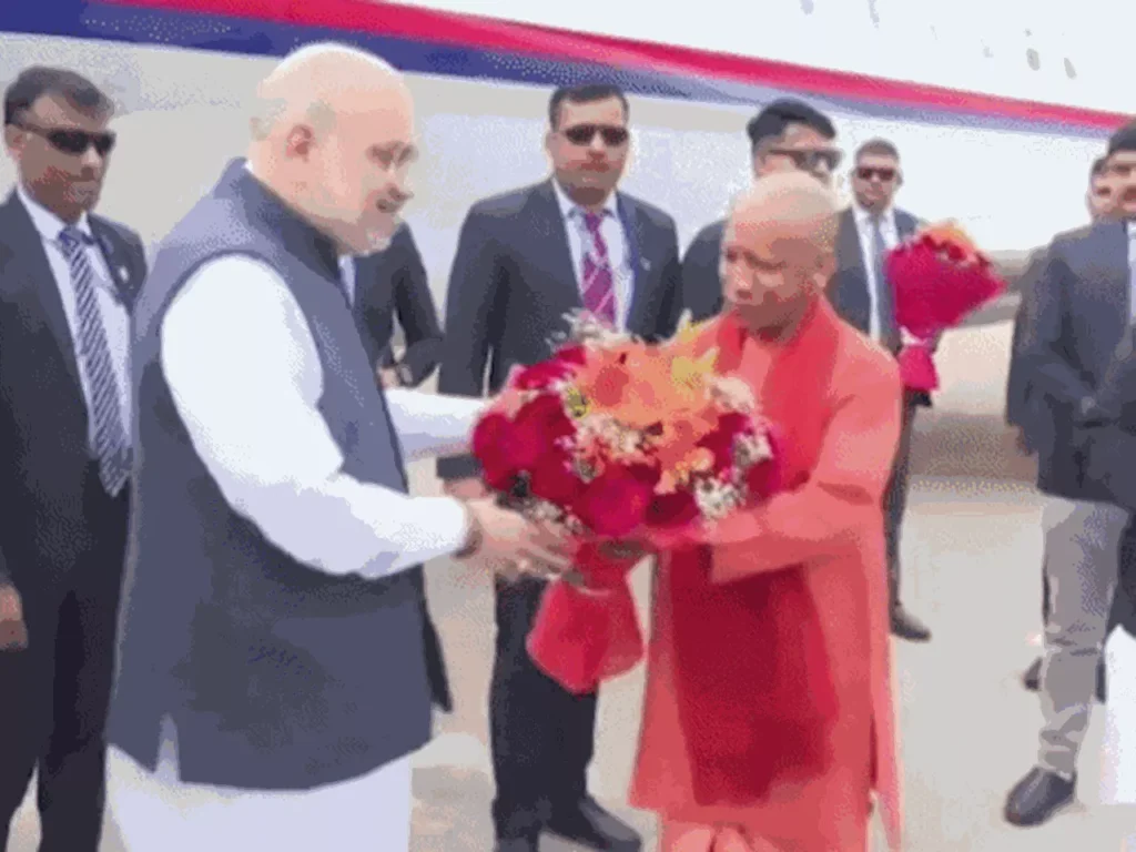 यूपी दिवस पर अमित शाह लखनऊ पहुंचे, CM योगी ने स्वागत