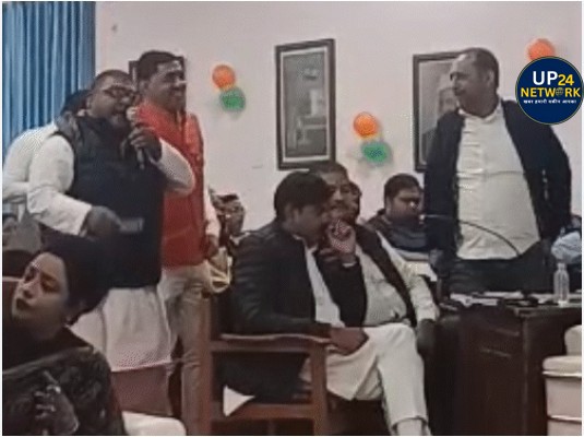 लखनऊ नगर निगम सदन में हंगामा, भाजपा पार्षद भावुक
