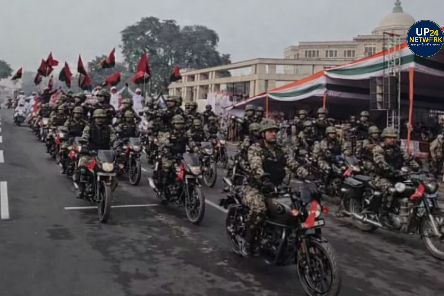 लखनऊ विधानसभा के सामने तोपें, 9 राज्यों की झलक