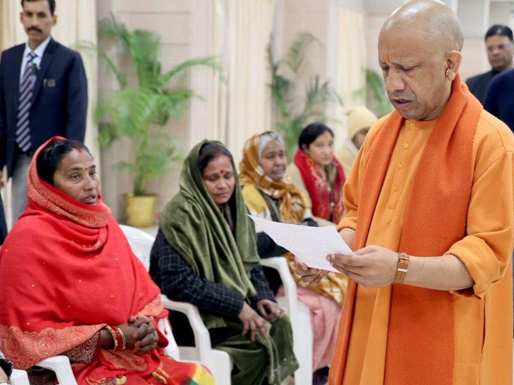 लखनऊ: बच्ची की कविता सुन CM योगी ने दिया एडमिशन आदेश