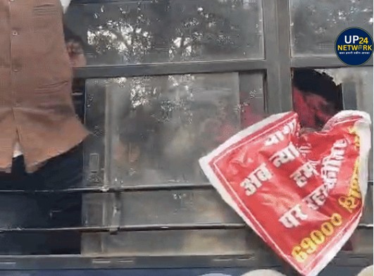 69 हजार शिक्षक भर्ती: लखनऊ में प्रदर्शन, पुलिस ने बैनर फाड़े