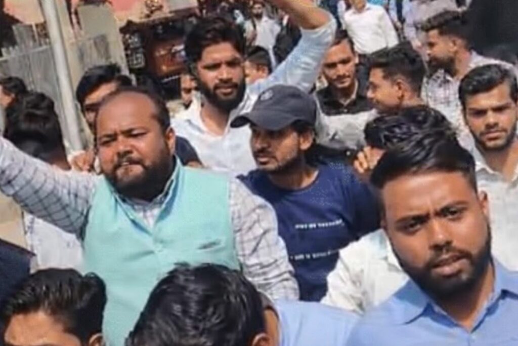 Lucknow University लाल बारादरी विवाद: नमाज पर छात्र आमने-सामने