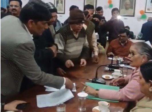 समाधान दिवस में लखनऊ नगर निगम के खिलाफ नारेबाजी