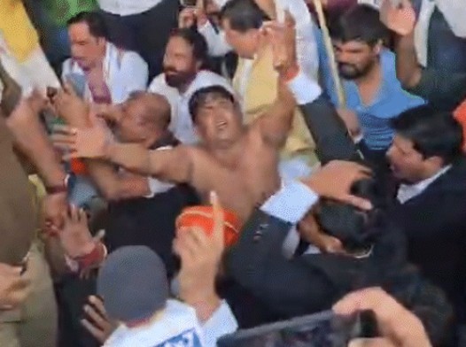 UGC के खिलाफ प्रदर्शन: लखनऊ में पुलिस से धक्का-मुक्की