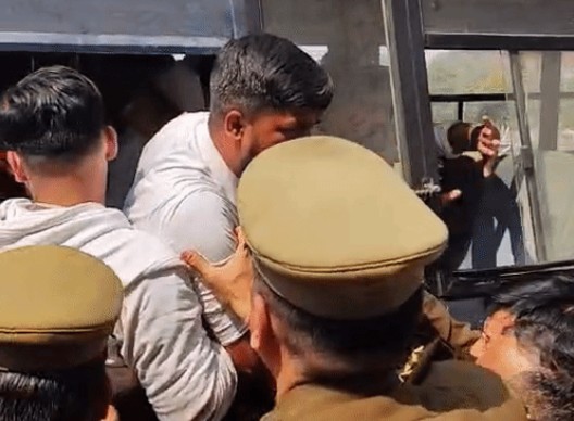 लखनऊ विश्वविद्यालय बवाल: हनुमान चालीसा से पहले छात्र हिरासत में