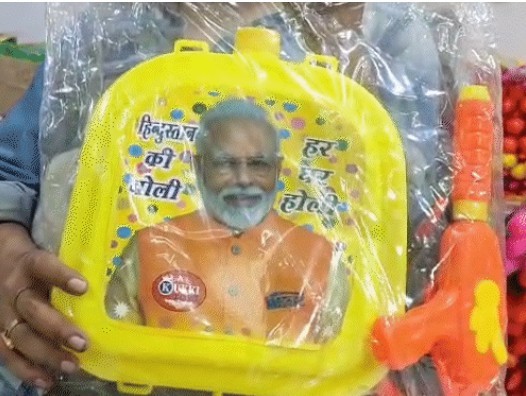 Lucknow News: मोदी-योगी पिचकारी और Holi T-Shirt हिट