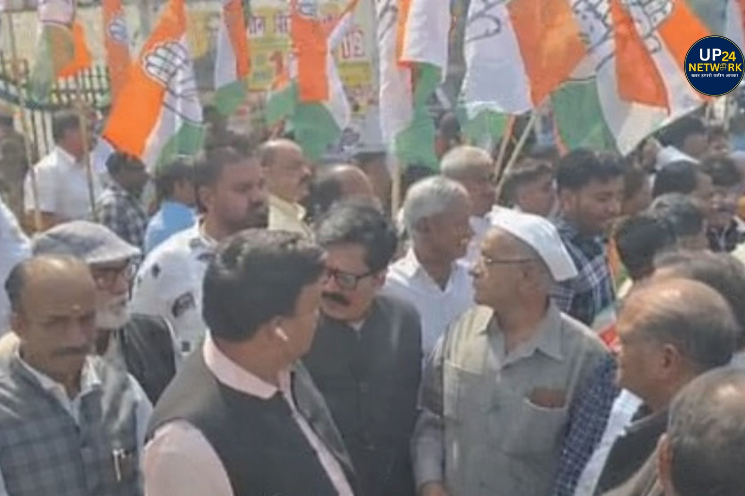 लखनऊ कलेक्ट्रेट घेराव: शंकराचार्य अविमुक्तेश्वरानंद के समर्थन में कांग्रेस का प्रदर्शन