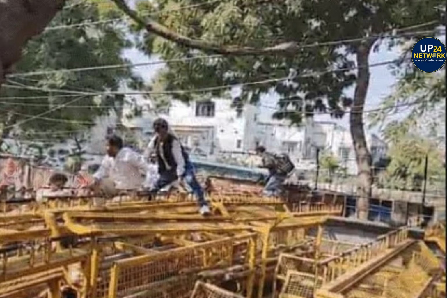 Lucknow Protest: RAF से भिड़े कांग्रेसी, 300 हाउस अरेस्ट