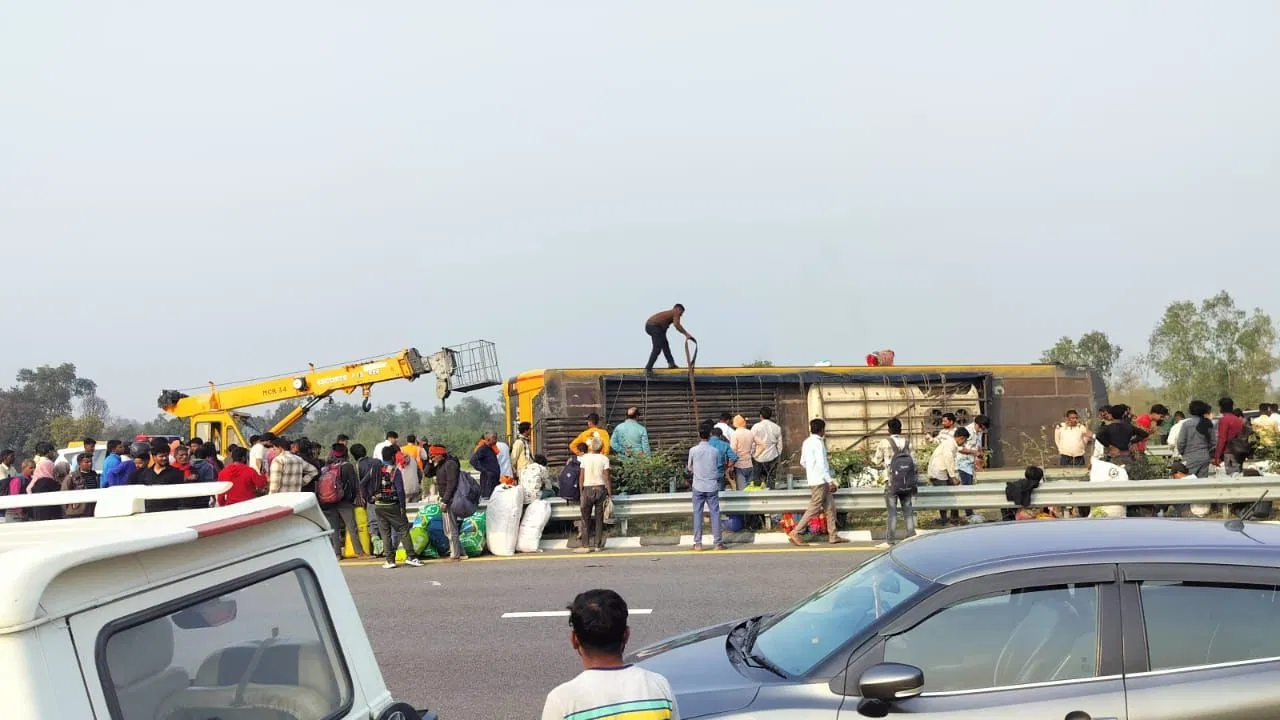 Lucknow Accident: डबल डेकर बस पलटी, 5 मौतें