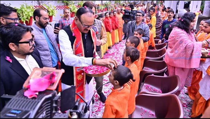 UP News: डिप्टी CM ब्रजेश पाठक ने 101 बटुकों को किया सम्मानित