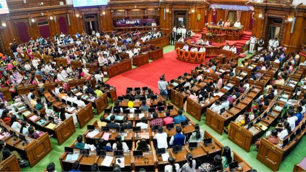UP Vidhan Sabha: ‘बोतल’ मुद्दे पर बीजेपी-सपा में जमकर हंगामा