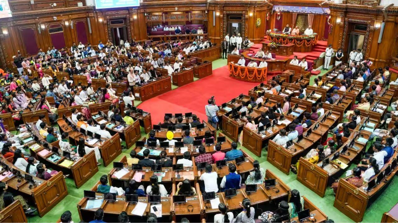 UP Vidhan Sabha: ‘बोतल’ मुद्दे पर बीजेपी-सपा में जमकर हंगामा