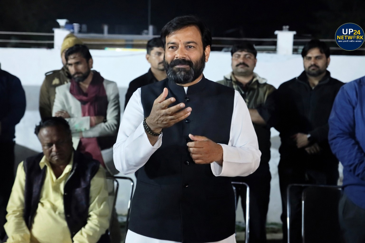 UP Politics: महोबा में BJP विधायक का अफसरों पर बयान