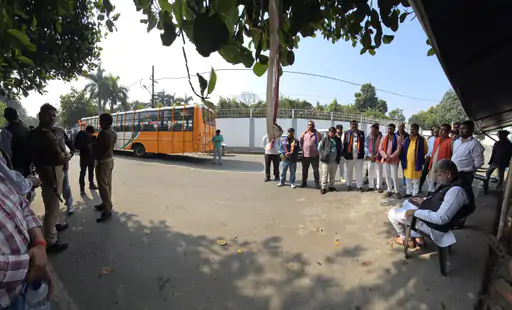 लखनऊ-चित्रकूट बस सेवा में दयाशंकर का इंतजार, मंत्री आशीष कुर्सी पर बैठे