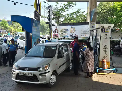 लखनऊ के पेट्रोल पंपों पर भीड़, 3 घंटे में भी नहीं मिला पेट्रोल