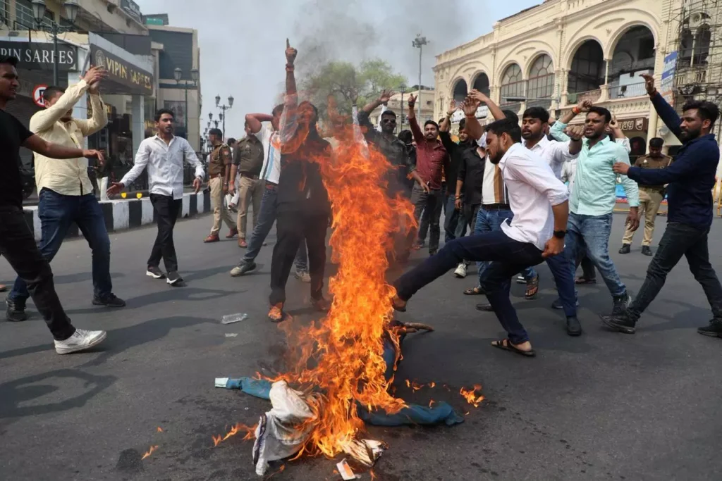 LU छात्रों का विरोध प्रदर्शन, मौलाना की गिरफ्तारी की मांग