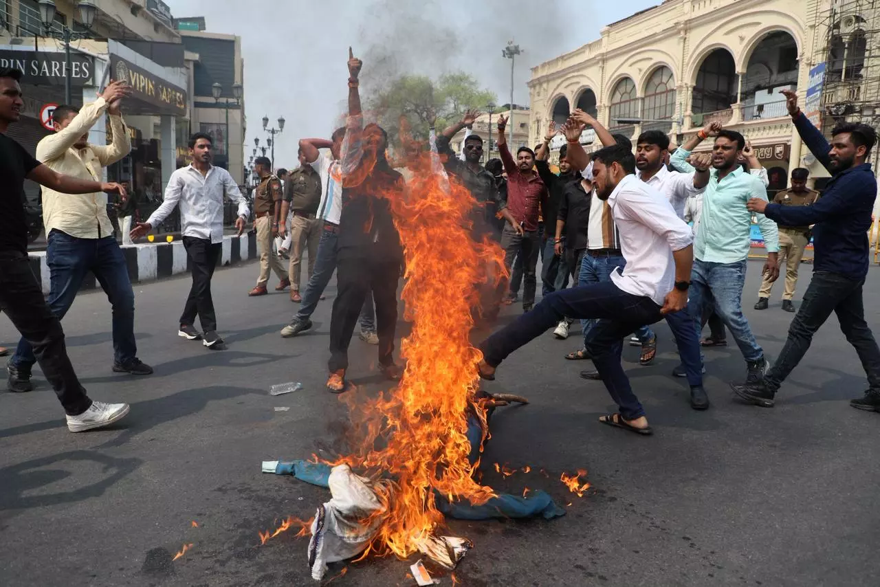 LU छात्रों का विरोध प्रदर्शन, मौलाना की गिरफ्तारी की मांग