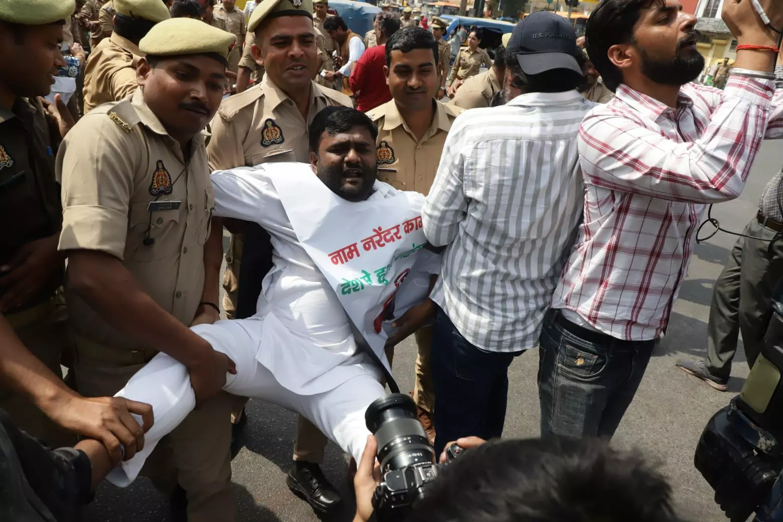 Lucknow Protest: LPG सिलेंडर को लेकर सपा का प्रदर्शन