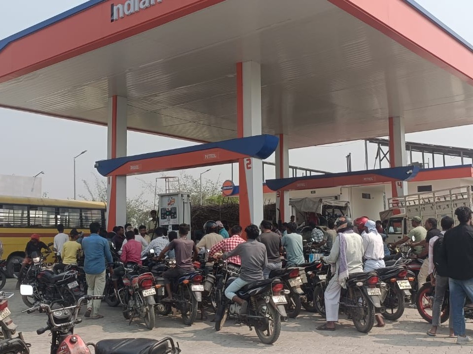 UP News: तेल खत्म होने की अफवाह से पंपों पर लंबी कतारें