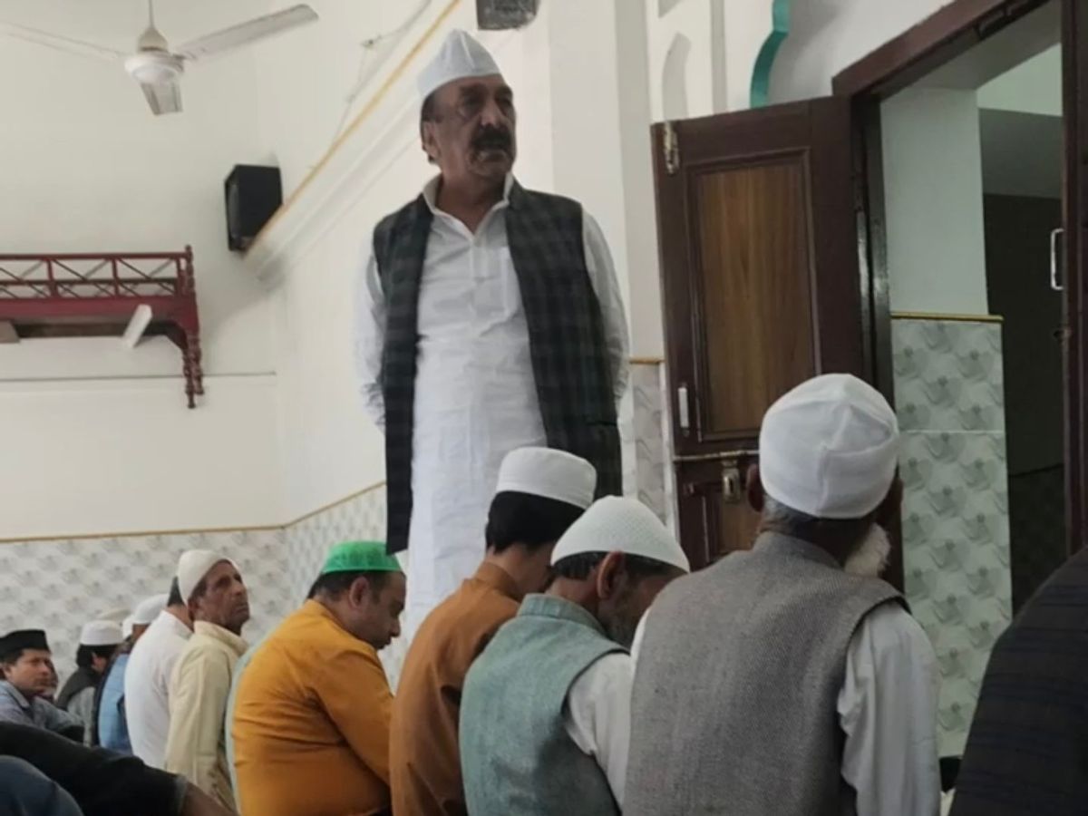 संभल में खामेनेई की मौत पर भावुक हुए सपा विधायक