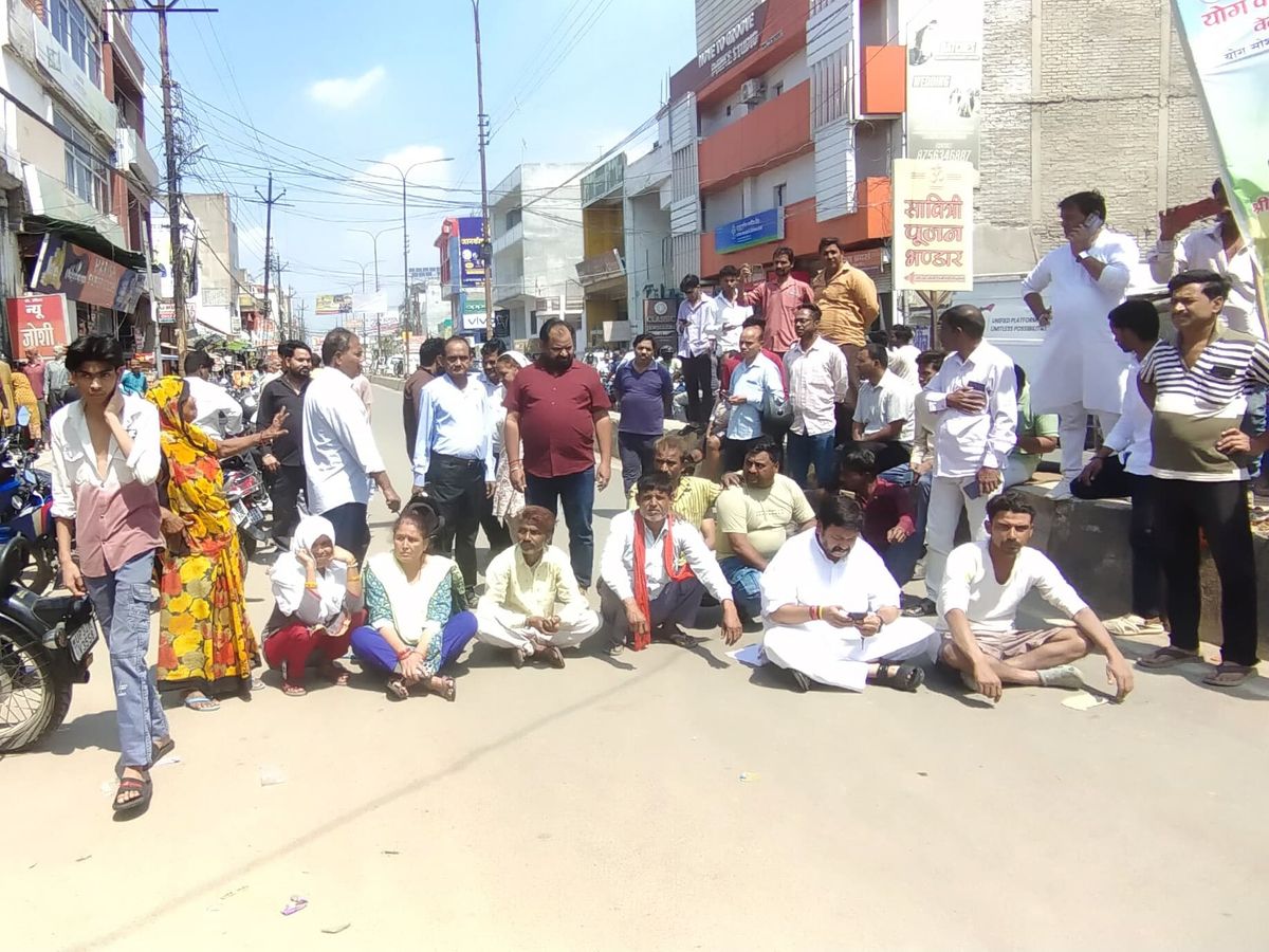 Lucknow: सिलेंडर न मिलने पर भारत गैस एजेंसी पर प्रदर्शन