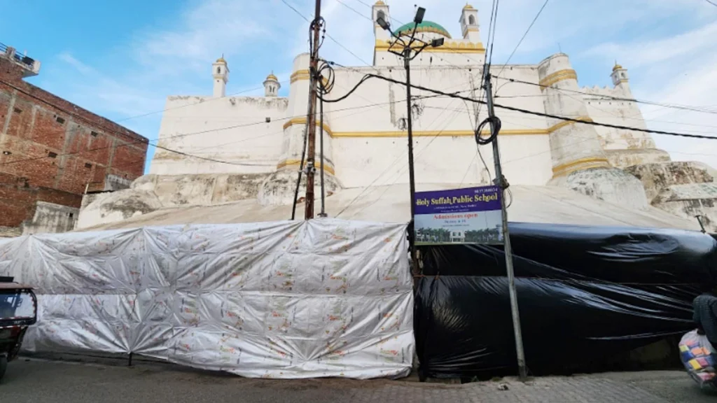 Sambhal News: Holi 2026 पर 10 मस्जिदें तिरपाल से ढकीं