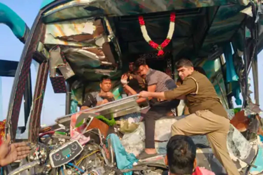 Kanpur Accident: बस-डंपर भिड़ंत, खिड़की तोड़कर 57 को बचाया