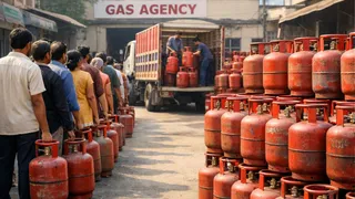 लखनऊ में LPG सिलेंडर के लिए भीड़, 400 मीटर लगी लंबी कतार