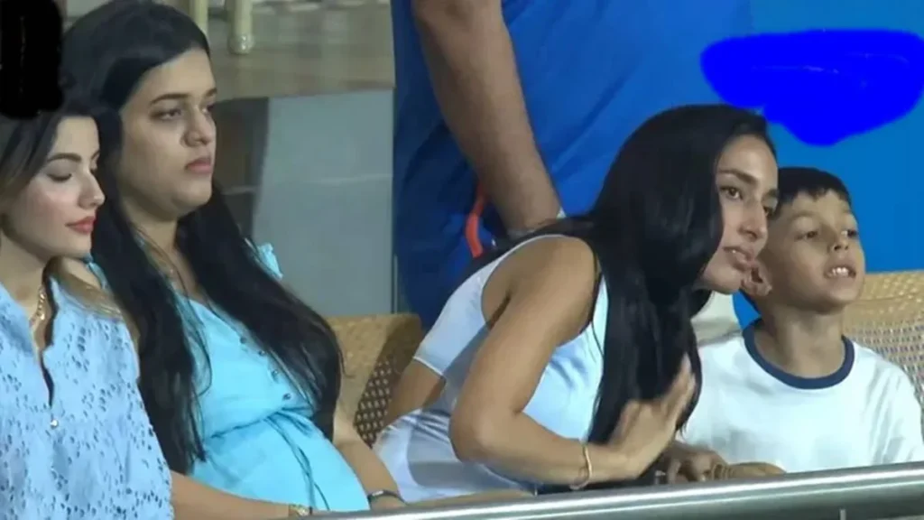 मैच खेल रहे थे हार्दिक पंड्या, गर्लफ्रेंड ने रखा बेटे का ख्याल