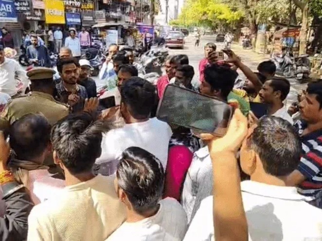 Lucknow में गैस न मिलने पर हुसड़िया चौराहे पर सिलेंडर लेकर प्रदर्शन