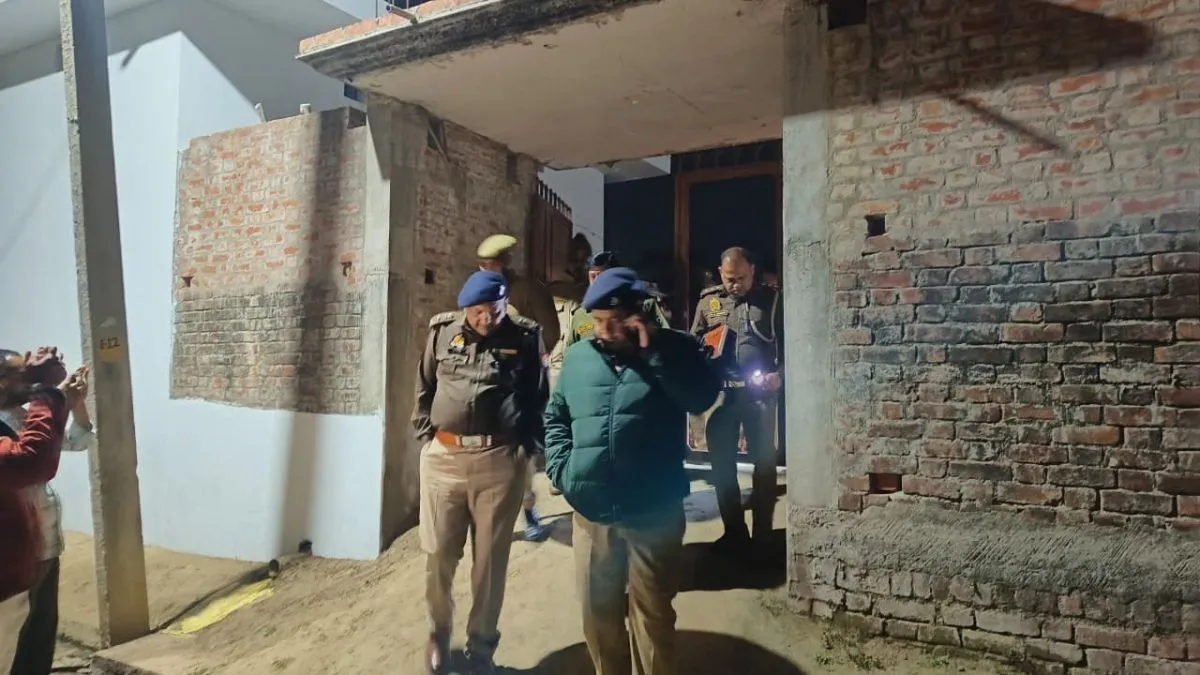 UP News: संपत्ति विवाद में बेटे ने परिवार को कुल्हाड़ी से काटा