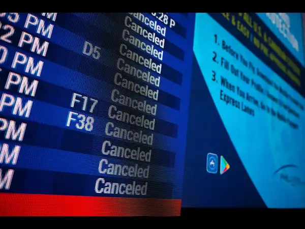 Iran War Impact: यूपी में 8 उड़ानें रद्द, 450 से ज्यादा टिकट कैंसिल