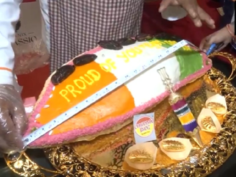 Lucknow Holi 2026: 60 हजार की गुझिया, 3KG बाहुबली स्वीट ट्रेंड में