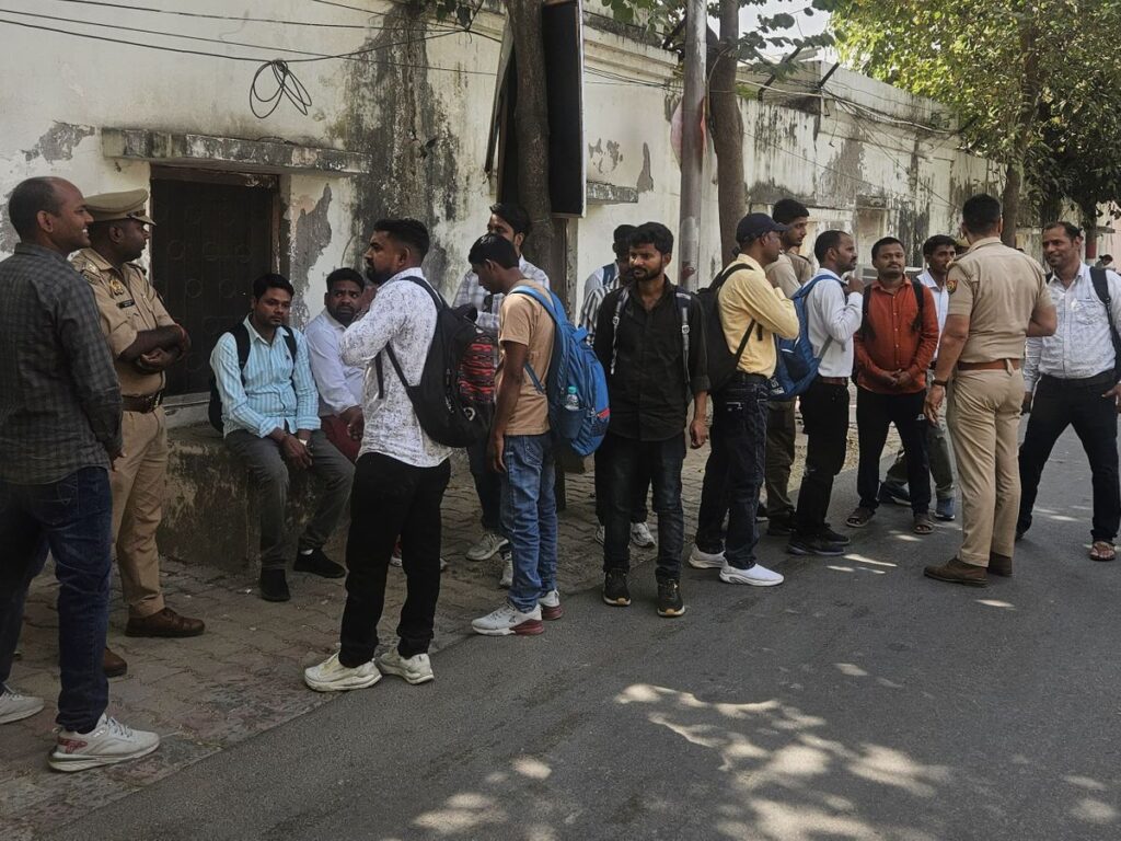 Ayurvedic Pharmacist Protest: 53 तारीखों के बाद फैसला नहीं