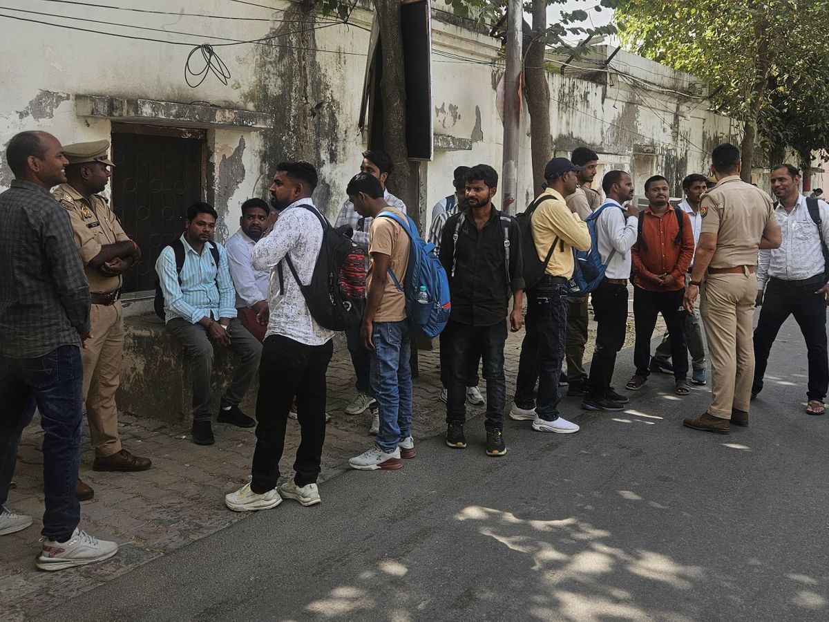 Ayurvedic Pharmacist Protest: 53 तारीखों के बाद फैसला नहीं