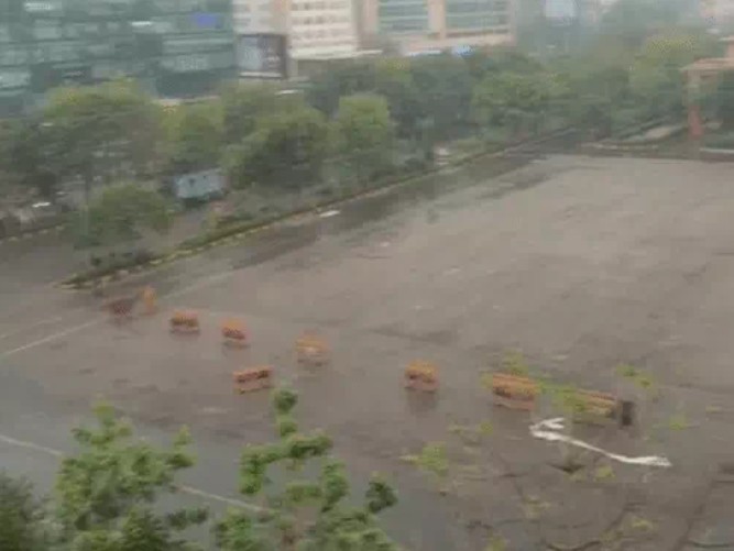 Lucknow: तेज बारिश और ओलों से दिन में अंधेरा, रेड अलर्ट जारी