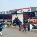 लखनऊ में अखिलेश समर्थकों के नारे, संभल में काली पट्टी बांधकर नमाज