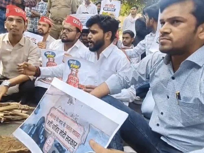 Lucknow University: छात्रों का हंगामा, पुलिस ने हिरासत में लिया